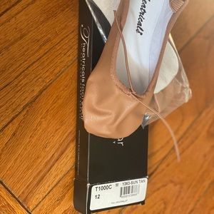 Theatricals ballet flats